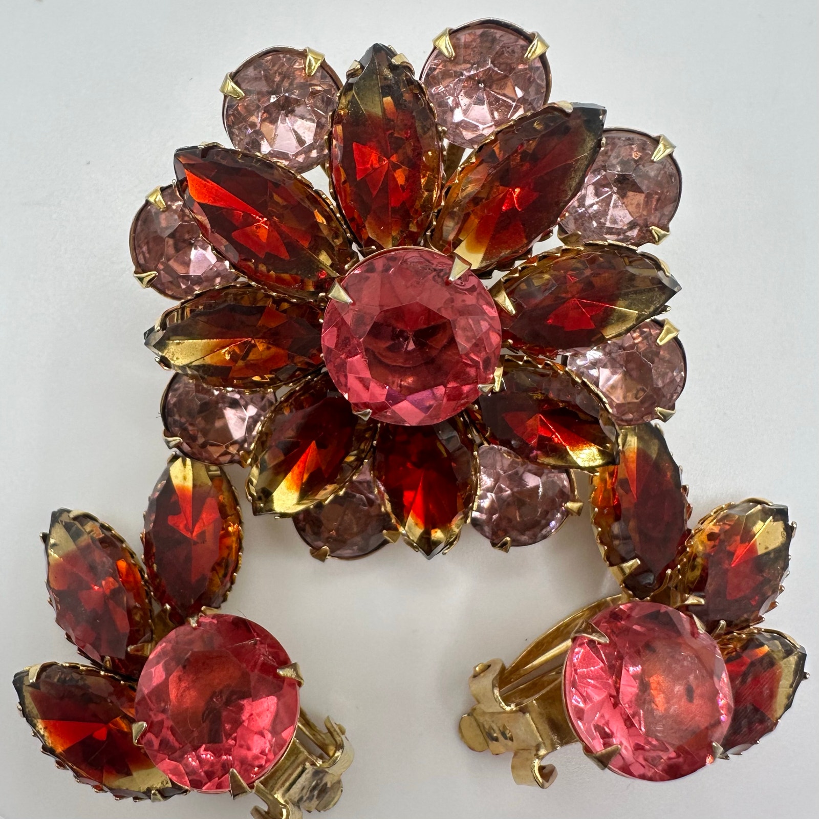 Celebrity Vintage Gold Tone Red Pink Rhinestones Brooch Clip On Earrings Set 65$